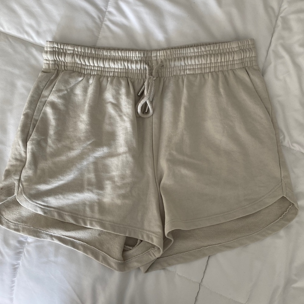 H and m lounge shorts size medium, BEAUTIFUL beige color like new